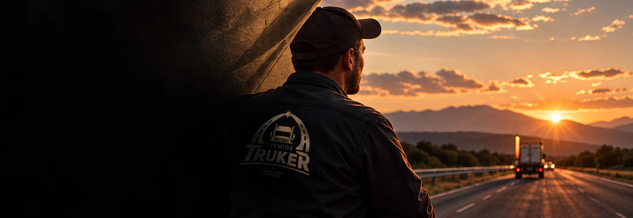 Conductor de camión observando la carretera colombiana al atardecer